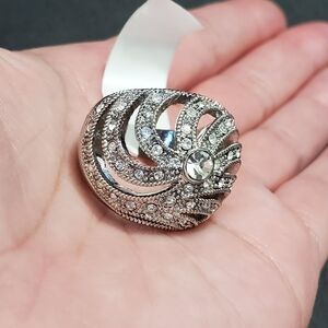 **Final Sale** Silver tone swirly rhinestone ring